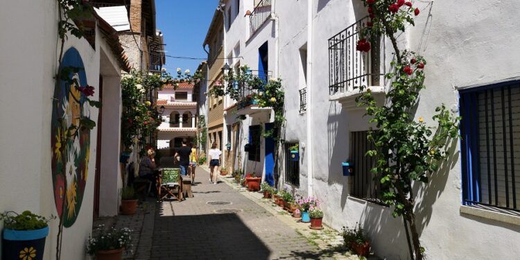 Las calles de Aras de los Olmos se transforman en un jardín lleno de flores con Aras en Flor 2025