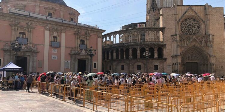 Besamanos a la Virgen de los Desamparados 2025 en Valencia: fecha, horarios y todos los detalles