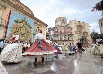 La plaza de la Virgen de Valencia se llena de dansaes a la Mare de Déu por la fiesta de la patrona