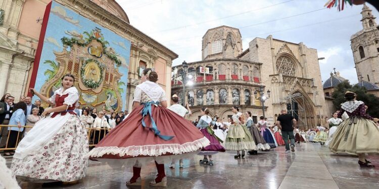 La plaza de la Virgen de Valencia se llena de dansaes a la Mare de Déu por la fiesta de la patrona