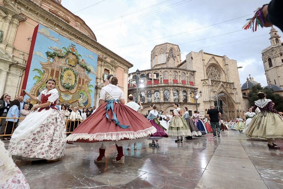 La plaza de la Virgen de Valencia se llena de dansaes a la Mare de Déu por la fiesta de la patrona