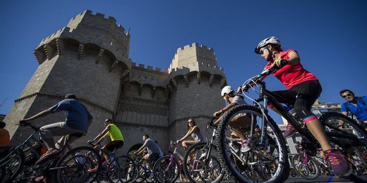Valencia celebra el Día Mundial de la Bici con una gran fiesta familiar en los Jardines de Viveros