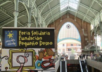 El Mercado de Colón acoge una feria solidaria que ayuda a cumplir sueños de niños hospitalizados