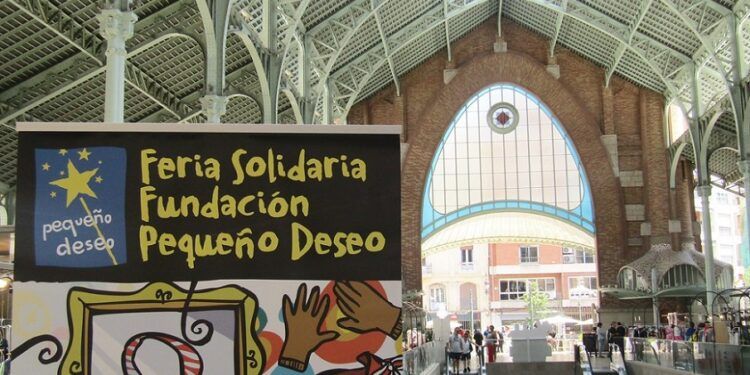 El Mercado de Colón acoge una feria solidaria que ayuda a cumplir sueños de niños hospitalizados