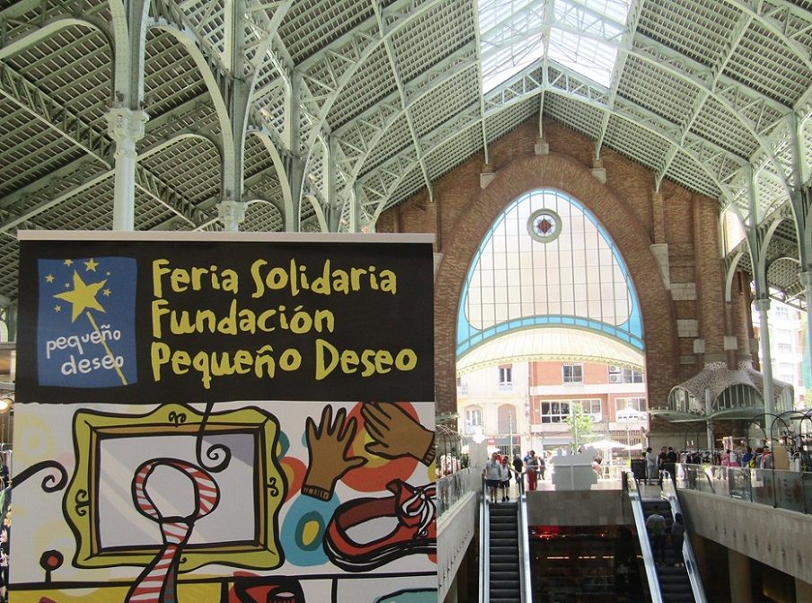 El Mercado de Colón acoge una feria solidaria que ayuda a cumplir sueños de niños hospitalizados