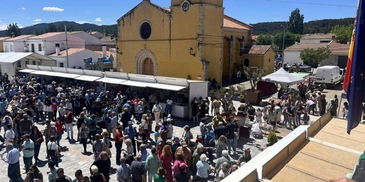Benagéber acoge este sábado en su plaza una nueva edición de la Feria de los Pueblos Amigos
