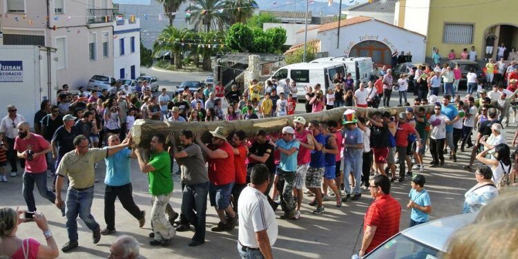 La Festa del Xop, la milenaria fiesta de El Palomar en la que se planta un árbol de manera manual