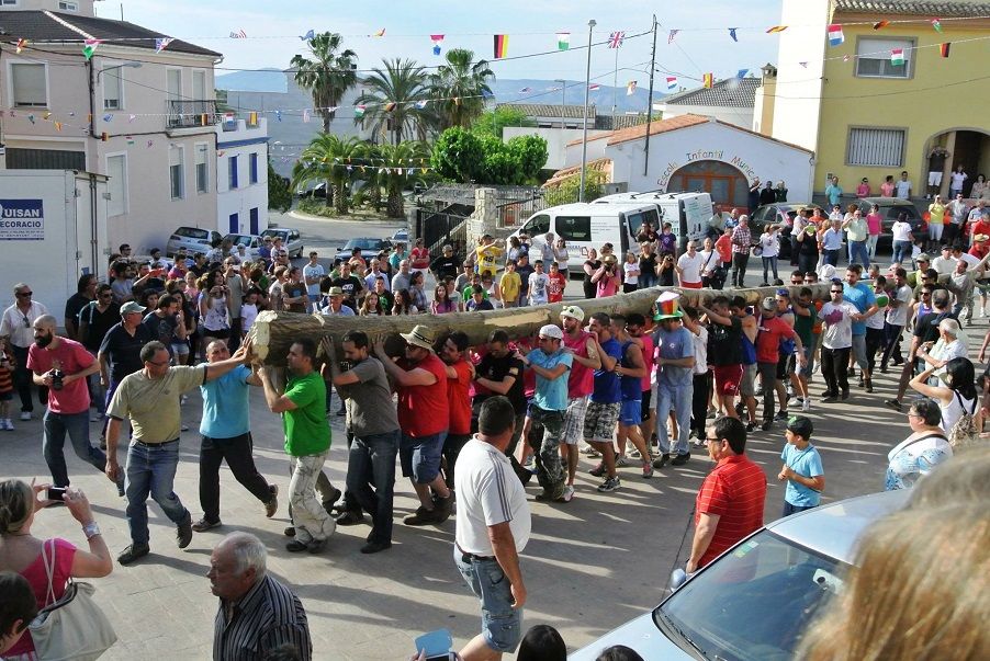 La Festa del Xop, la milenaria fiesta de El Palomar en la que se planta un árbol de manera manual