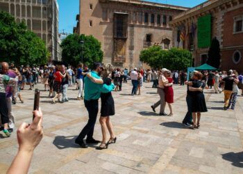 Gran milonga gratuita por el Festival Internacional de Tango de Valencia en una plaza de la ciudad