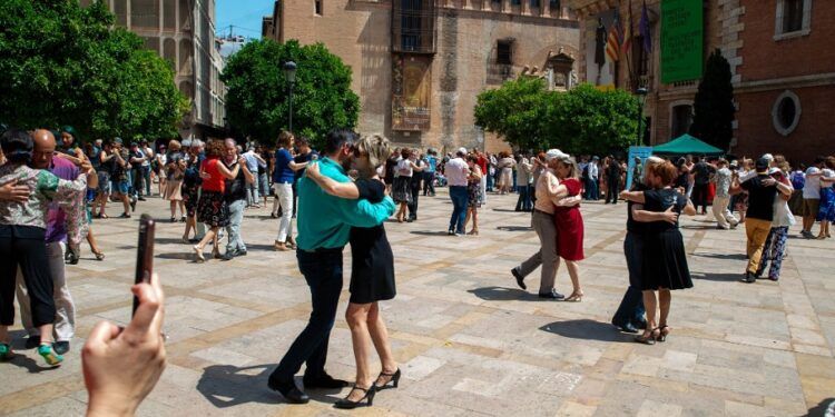 Gran milonga gratuita por el Festival Internacional de Tango de Valencia en una plaza de la ciudad