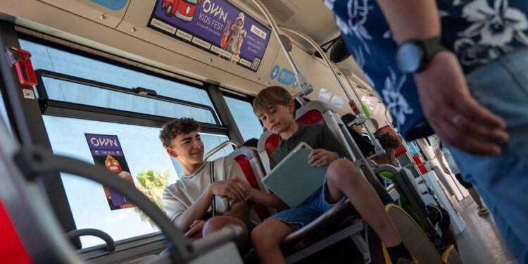 Vuelve OWN THE BUS, el campeonato de videojuegos a bordo de autobuses de EMT Valencia