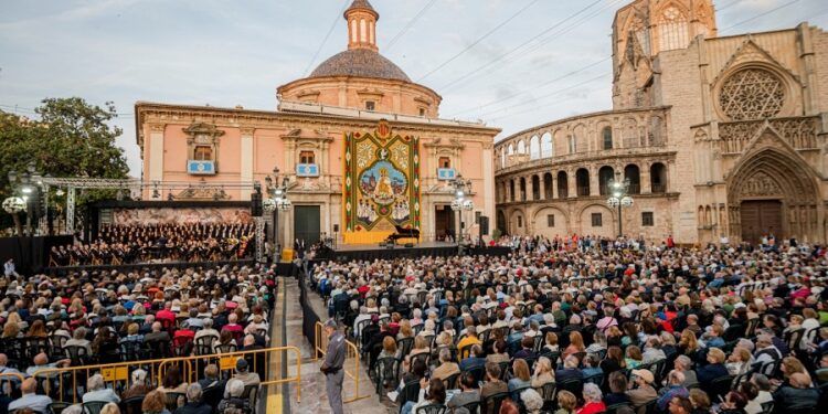 Gran concierto gratuito en la plaza de la Virgen de Valencia en honor a la patrona de la ciudad