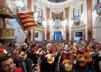 Los floristas valencianos y las tunas universitarias realizan esta semana su homenaje a Virgen