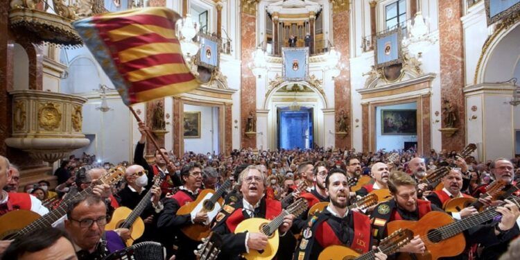 Los floristas valencianos y las tunas universitarias realizan esta semana su homenaje a Virgen