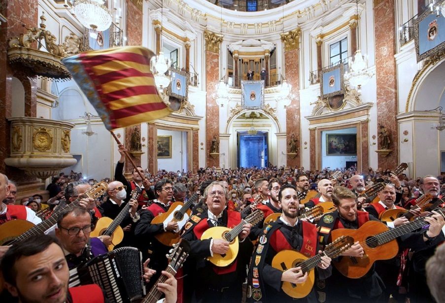 Los floristas valencianos y las tunas universitarias realizan esta semana su homenaje a Virgen