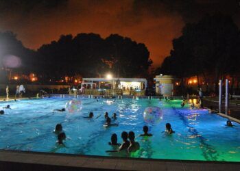 Vuelven las aperturas nocturnas con fiestas temáticas a la piscina del Parque del Oeste de Valencia