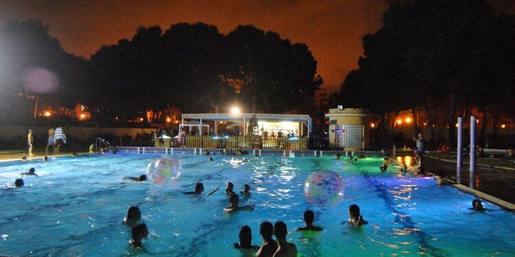 Vuelven las aperturas nocturnas con fiestas temáticas a la piscina del Parque del Oeste de Valencia