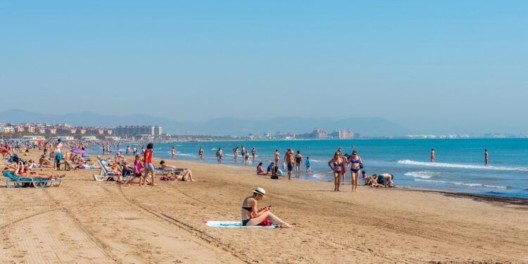 La Comunitat Valenciana lidera de nuevo en 2025 el número de playas con bandera azul en España