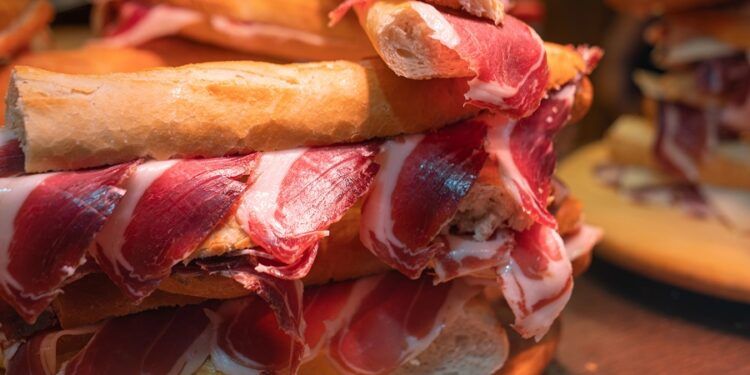 Utiel batirá un récord por los afectados de la dana: el bocadillo de jamón más largo del mundo