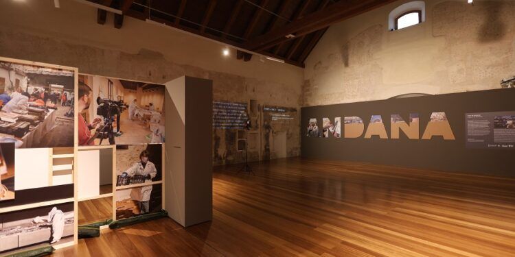 Una exposición gratuita en Valencia saca a la luz las fotografías rescatadas de la dana de octubre