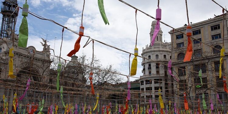 Una primera quincena de mayo llena de pólvora en Valencia con varias mascletaes y un castillo