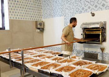 Seis hornos de Valencia afectados por la DANA reabren gracias al proyecto ‘Renacer Panadero’