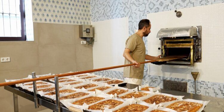 Seis hornos de Valencia afectados por la DANA reabren gracias al proyecto ‘Renacer Panadero’