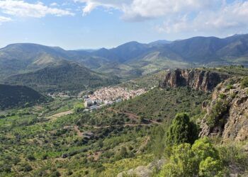 El Castillo de Azuébar y la Peña Ajuerá, un hermoso itinerario senderista en plena Serra d’Espadà