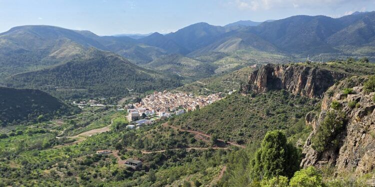 El Castillo de Azuébar y la Peña Ajuerá, un hermoso itinerario senderista en plena Serra d’Espadà
