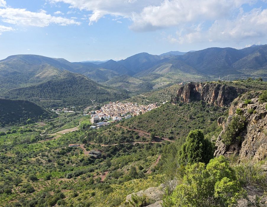 El Castillo de Azuébar y la Peña Ajuerá, un hermoso itinerario senderista en plena Serra d’Espadà