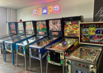 Un proyecto ayuda a asociaciones afectadas por la dana a tener una máquina arcade en su local