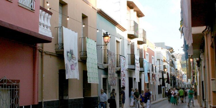 Art al Vent vuelve a Gata de Gorgos, la muestra de arte textil al aire libre más importante de España