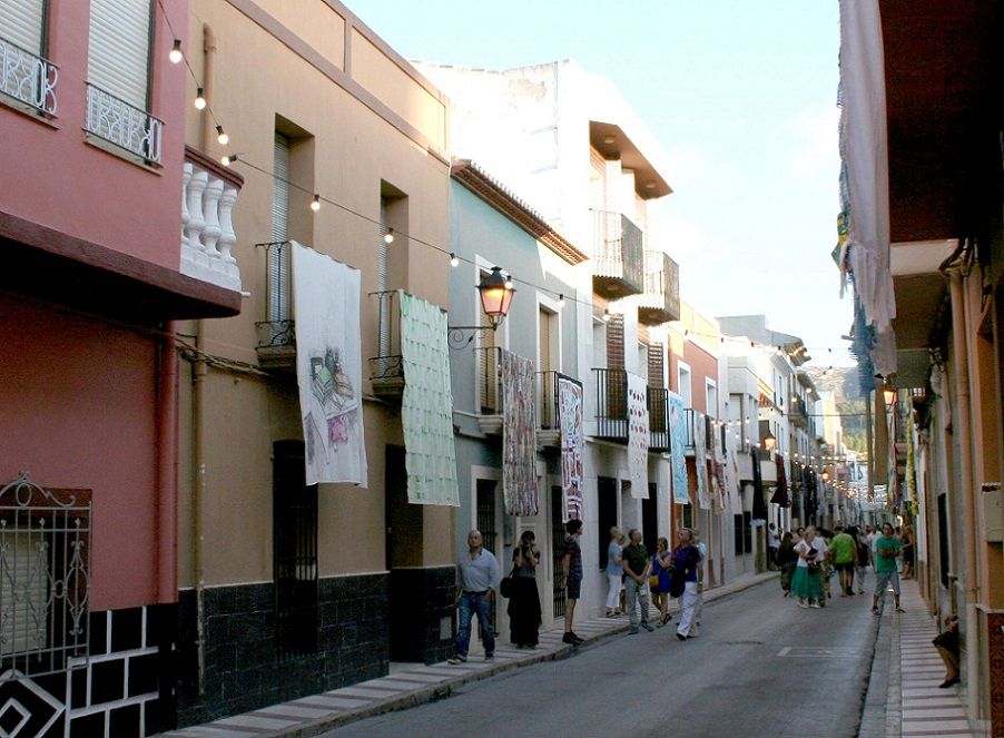 Art al Vent vuelve a Gata de Gorgos, la muestra de arte textil al aire libre más importante de España