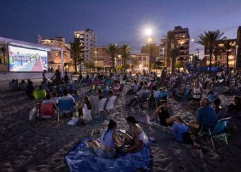 Regresa el cine de verano gratuito a la playa de Gandia en los meses de julio y agosto de 2025