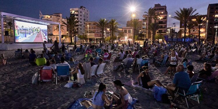 Regresa el cine de verano gratuito a la playa de Gandia en los meses de julio y agosto de 2025