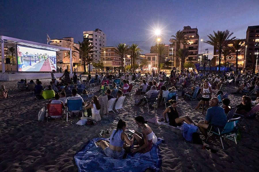 Regresa el cine de verano gratuito a la playa de Gandia en los meses de julio y agosto de 2025