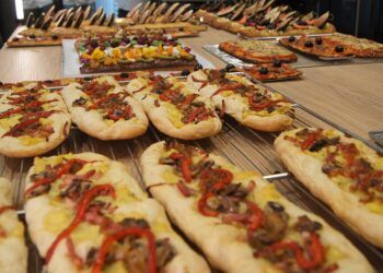 Las panaderías y pastelerías valencianas siguen reavivando la tradición de las Cocas de Sant Joan
