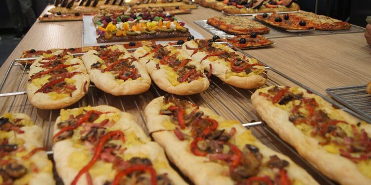 Las panaderías y pastelerías valencianas siguen reavivando la tradición de las Cocas de Sant Joan