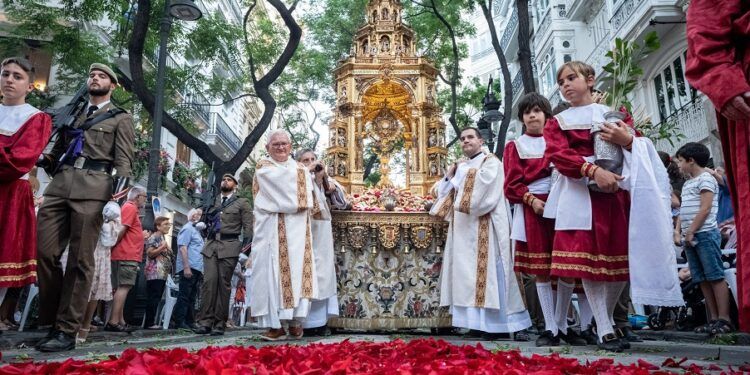La custodia procesional más grande del mundo y mayor obra de orfebrería del s. XX está en Valencia