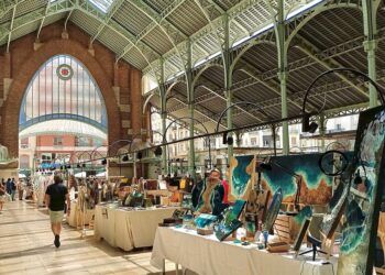 Artesanos locales participan en una nueva Mostra de Artesania del Mercado de Colon de Valencia