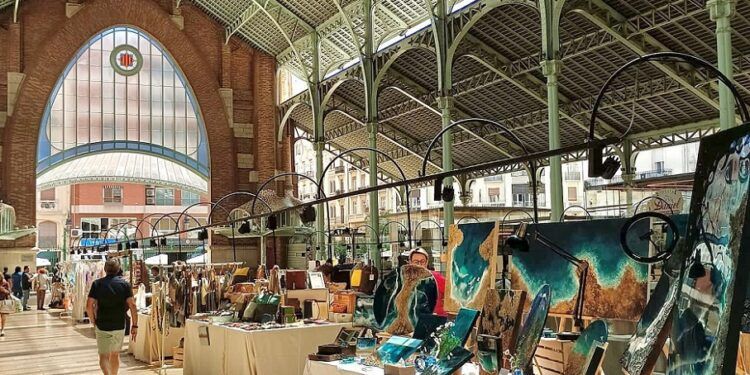 Artesanos locales participan en una nueva Mostra de Artesania del Mercado de Colon de Valencia