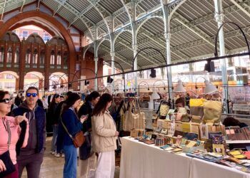 Artesanos locales participan en una nueva Mostra de Artesania del Mercado de Colon de Valencia