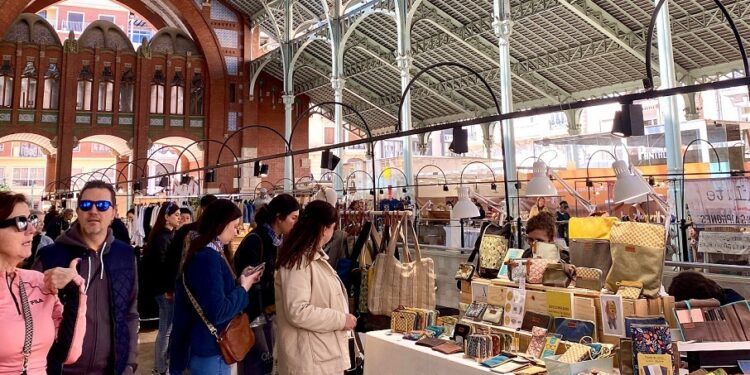 Artesanos locales participan en una nueva Mostra de Artesania del Mercado de Colon de Valencia