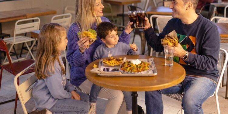 Bonaire lanza una promoción estrella para este verano: los niños comen gratis en sus restaurantes