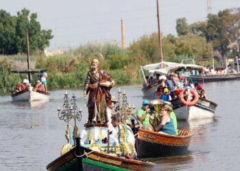 La Romería de Sant Pere, una bonita tradición de Catarroja con una misa en mitad de la Albufera