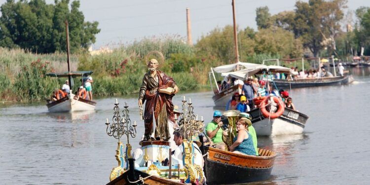 La Romería de Sant Pere, una bonita tradición de Catarroja con una misa en mitad de la Albufera