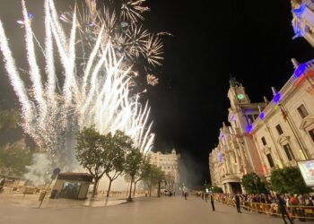 La ciudad de Valencia se llena de pirotecnia en julio durante la programación de la Gran Fira 2025