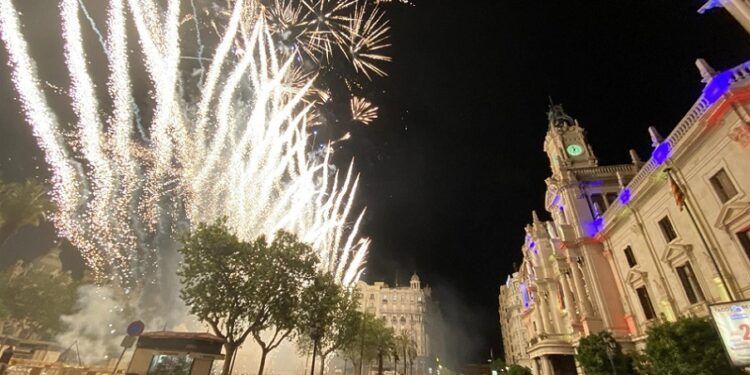 La ciudad de Valencia se llena de pirotecnia en julio durante la programación de la Gran Fira 2025