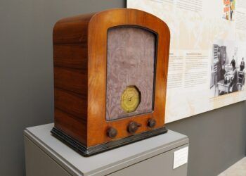 El Palacio de Cervelló repasa en una gran exposición 100 años de historia de la radio en Valencia