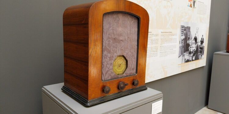 El Palacio de Cervelló repasa en una gran exposición 100 años de historia de la radio en Valencia
